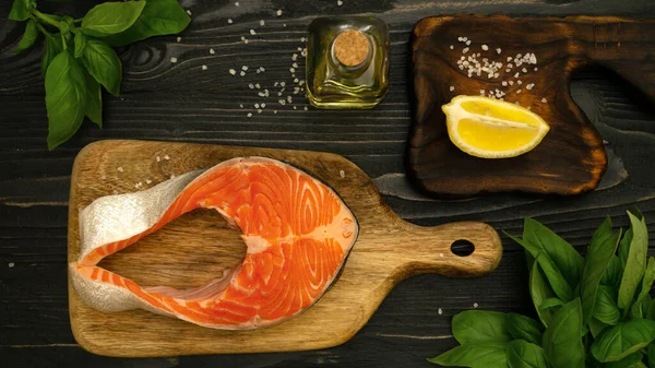 Flat Lay Salmon Steak Slices Lemon Basil Oil Wooden Surface — Stock Photo, Image