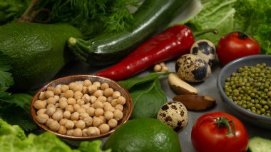 Sağlıklı beslenmek için avokado, nohut, fındık ve otlu taze sağlıklı sebzeler. Lifli ve sebze proteinleriyle dengeli bir diyet.