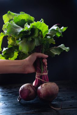 Ergenin eli bir sürü taze pancarı tutuyor. Sağlıklı beslenmek için sebze pişiriyorum.