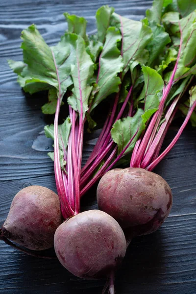 Tre Unga Betor Med Gröna Toppar Mörk Träbakgrund Färska Grönsaker — Stockfoto