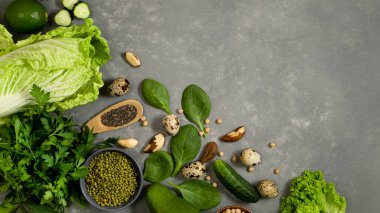 Sebze, kabak, avokado ve fındıklı fasulye menü veya yararlı ürünler listesi için gri arka planda.