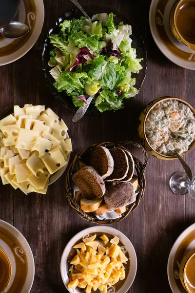 Sallad Med Feta Och Soltorkade Tomater Krutonger Och Cheddarost Bordet — Stockfoto