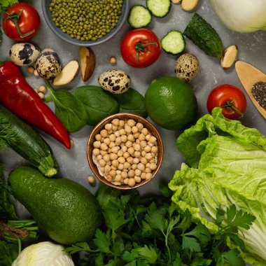 Sağlıklı beslenmek için avokado, nohut, fındık ve otlu taze sağlıklı sebzeler. Lifli ve sebze proteinleriyle dengeli bir diyet.