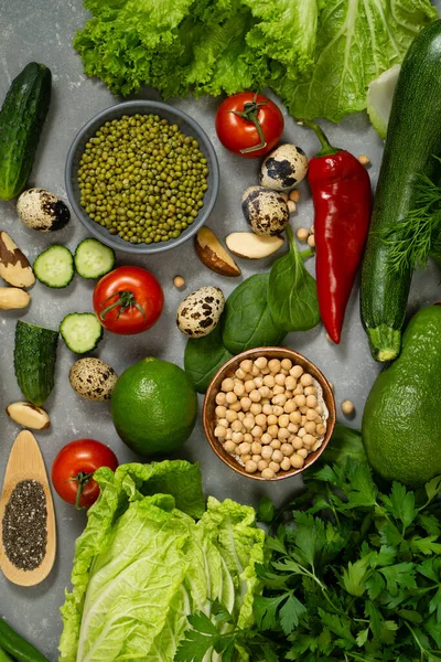 Sağlıklı beslenmek için avokado, nohut, fındık ve otlu taze sağlıklı sebzeler. Lifli ve sebze proteinleriyle dengeli bir diyet.