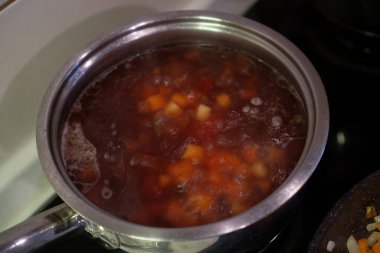 Fırında pancar ve sebzeli Ukrayna borsch 'u pişiriliyor..