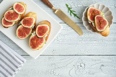 Güzel bir yerde, tatlı meyveler, peynir ve bal ile sağlıklı bir atıştırmalık sunuyorum.