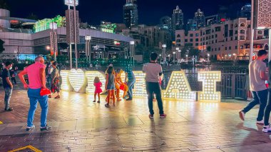 Dubai, Birleşik Arap Emirlikleri - 1 Ocak 2021: Burç Halife Bölgesi 'ndeki Dubai Alışveriş Merkezi' nin dışına 