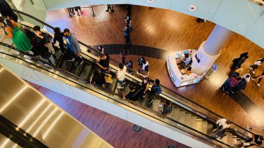 Dubai, Birleşik Arap Emirlikleri - 1 Ocak 2021: Dubai alışveriş merkezini ziyaret eden turistler. 500.000 metrekarelik perakende alanıyla dünyanın en büyük alışveriş merkezidir..