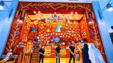 Dubai, Birleşik Arap Emirlikleri - 1 Ocak 2021 Dubai alışveriş merkezindeki Pinokyo hediyelik eşya dükkanı, tahta pinokyo kuklası, oyuncaklar, evler ve bilekliklerle vuruldu..