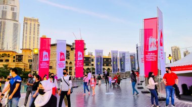 Dubai, Birleşik Arap Emirlikleri - 1 Ocak 2021: Dubai Alışveriş Festivali 'nin (DSF) tanıtım bayrakları arka plana Burç Halife' yi yerleştirdi.