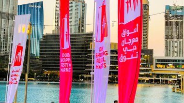 Dubai, Birleşik Arap Emirlikleri - 1 Ocak 2021: Dubai Alışveriş Festivali 'nin (DSF) tanıtım bayrakları arka plana Burç Halife' yi yerleştirdi.