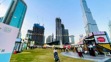 Dubai, Birleşik Arap Emirlikleri - 1 Ocak 2021: Kutunun dışındaki popüler Etisalat pazarı Burj Park 'a geri döndü.