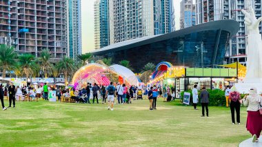Dubai, Birleşik Arap Emirlikleri - 1 Ocak 2021: Kutunun dışındaki popüler Etisalat pazarı Burj Park 'a geri döndü.