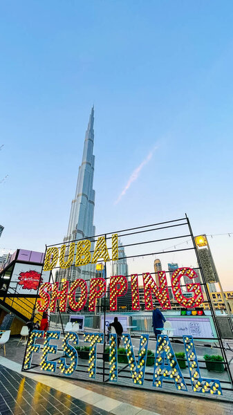 Дубай, Объединенные Арабские Эмираты - 1 января 2021: Рекламный знак Dubai Shopping Festival (DSF), установленный в районе Бурдж Халифа, С 1996 года проводится мероприятие по оживлению розничной торговли в Дубае.