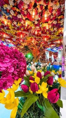 Dubai, Birleşik Arap Emirlikleri - 25 Mart 2021: Burjuman Bahar sezonu sırasında Burjuman Alışveriş Merkezi, Dubai 'de kurulan bahar temalı fotoğraf etkinlikleri