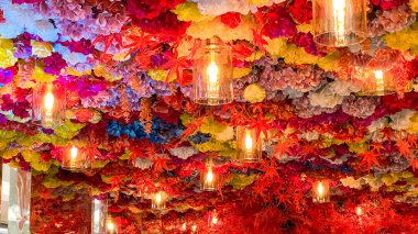 Dubai, Birleşik Arap Emirlikleri - 25 Mart 2021: Burjuman Bahar sezonu sırasında Burjuman Alışveriş Merkezi, Dubai 'de kurulan bahar temalı fotoğraf etkinlikleri