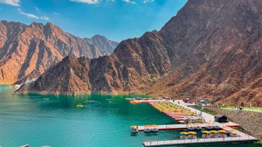 Hatta Dam Gölü Dubai 'nin dağlık bölge enklavı, Birleşik Arap Emirlikleri kano gezisi ve diğer su maceralarının keyfini çıkarmak için manzara ve mekan ile ünlü bir turistik merkezdir..