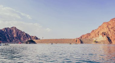 Hatta Dam Gölü Dubai 'nin dağlık bölge enklavı, Birleşik Arap Emirlikleri kano gezisi ve diğer su maceralarının keyfini çıkarmak için manzara ve mekan ile ünlü bir turistik merkezdir..