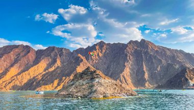 Hatta Dam Gölü Dubai 'nin dağlık bölge enklavı, Birleşik Arap Emirlikleri kano gezisi ve diğer su maceralarının keyfini çıkarmak için manzara ve mekan ile ünlü bir turistik merkezdir..