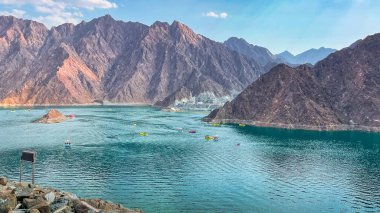 Hatta Dam Gölü Dubai 'nin dağlık bölge enklavı, Birleşik Arap Emirlikleri kano gezisi ve diğer su maceralarının keyfini çıkarmak için manzara ve mekan ile ünlü bir turistik merkezdir..