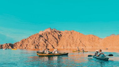 Hatta Dam Gölü Dubai 'nin dağlık bölge enklavı, Birleşik Arap Emirlikleri kano gezisi ve diğer su maceralarının keyfini çıkarmak için manzara ve mekan ile ünlü bir turistik merkezdir..