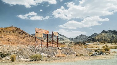 Hatta Dağ Sıraları Dubai, Birleşik Arap Emirlikleri 'nin enklavya bölgesinde bulutlu gökyüzü manzarası manzaralı ve kano gezisi ve diğer su yolculuklarının keyfini çıkarabileceği ünlü bir turistik merkezdir.