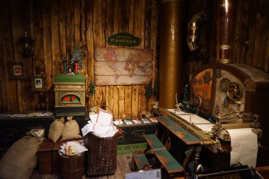 Noel Baba postanesi Rovaniemi, Finlandiya, Laponya 'daki SantaPark' ta. Tahta postanede bir torba mektup ve mektup..                                