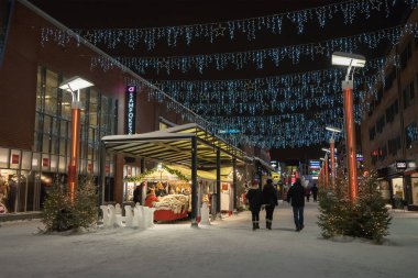 Rovaniemi şehrinde yeni yıl ve Noel süslemeleri olan bir sokak, Finlandiya, Laponya. Noel Pazarı, Mavi Yeni Yıl Işığı.