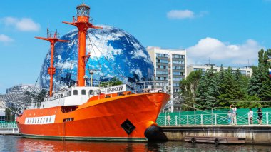 Irbenskiy Sovyet ve Rus deniz feneri. Şu anda Dünya Okyanusu Müzesi 'nde sergilenmekte olan bir müze gemisi. Kaliningrad' daki Büyük Petrus setine demirlemiş..