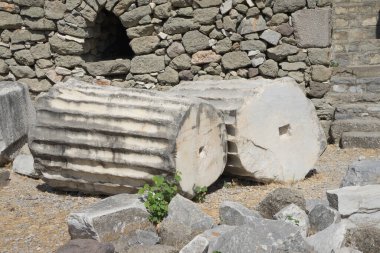 Antik Yunan sütunlarının kırıntıları ve kalıntıları yere yakın duruyor..