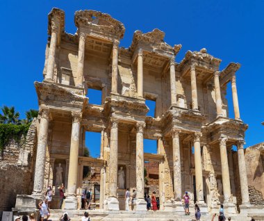 İzmir 'in İyonya kıyısında antik Yunan kenti Efes' teki Celsus Kütüphanesi kalıntıları yaz günü Türkiye 'nin İzmir kentinde.