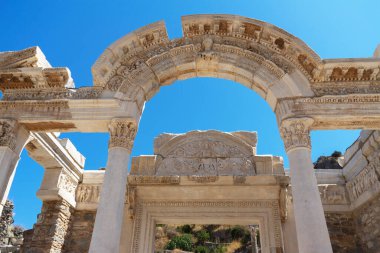 Türkiye 'nin İzmir ilinin İyonya kıyısındaki antik Yunan kenti Efes' te yaz günü harabeler.