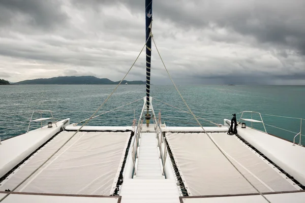 À bord d'un catamaran à voile vers la pluie — Photo