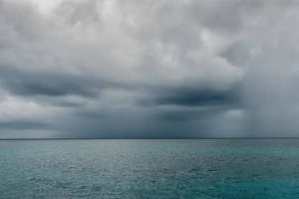 Mörka molnigt regnigt himlen ovanför stora ocean — Stockfoto