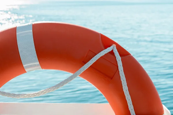 Lifesaver vermelho em um barco — Fotografia de Stock