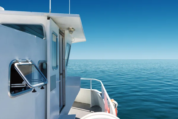 Barco de pasajeros navegando en el tranquilo mar azul —  Fotos de Stock