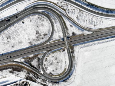 Bir otoyol kavşağının hava aracı görüntüsü, kış manzarası.
