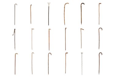 Beyaz arka planda eski ahşap ve çelik baston.