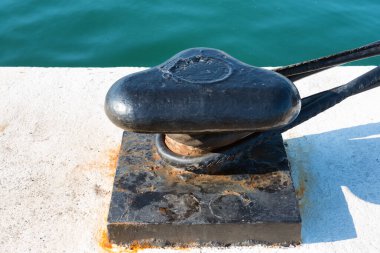 Yat limanında demirleyen bir balinanın yakın görüntüsü