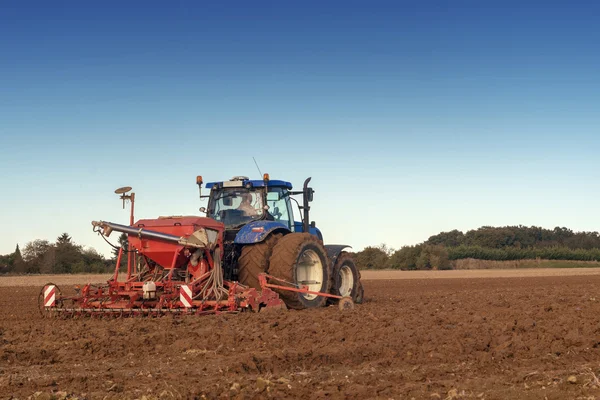 Såing av traktor – stockfoto