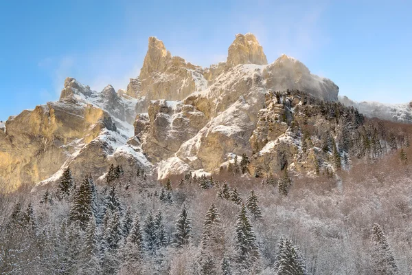 Francouzské Alpy zasněžené skalnaté horské — Stock fotografie