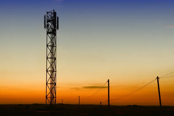 Torre gsm e antigos postes de telefone — Fotografia de Stock