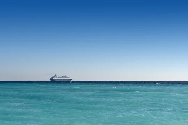 Kreuzfahrtschiff fährt auf türkisfarbenem Wasser davon — Stockfoto