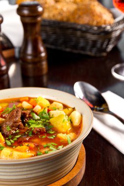 Bir kasede işkembe çorbası