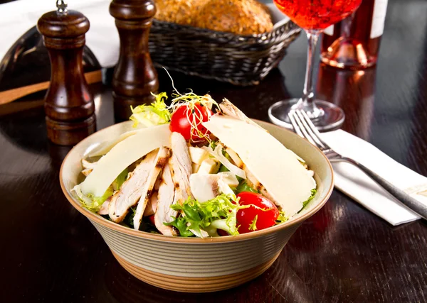 Italienischer Salat mit Huhn — Stockfoto