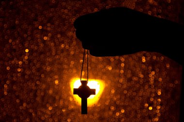 Bir dizeden asılı çapraz