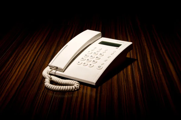 Teléfono blanco en una mesa —  Fotos de Stock