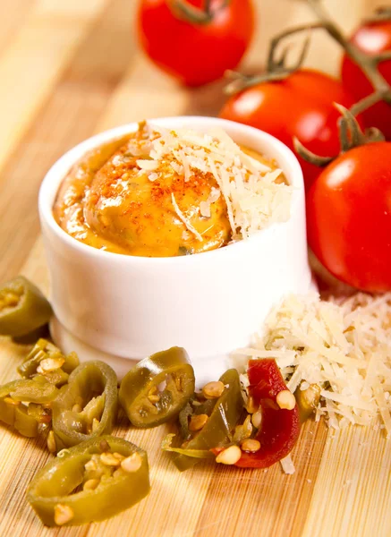 Mexikanische Sauce aus Tomatenmark, Parmesan und Jalapenos — Stockfoto