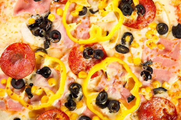 Pizza salami en groenten — Stockfoto