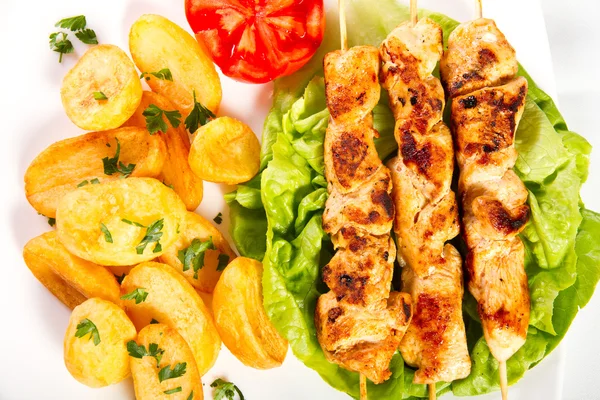 Skewers with salad and potatoes — Stock Photo, Image